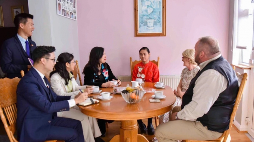 Deputy FM visits adoptive family of Vietnamese child in Dublin