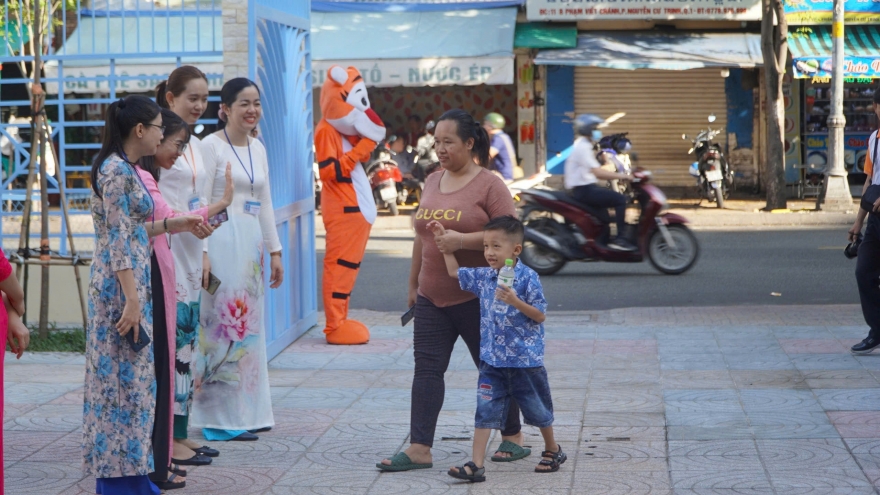 Đề xuất miễn học phí cho con nhà giáo, giáo viên nói cần cân nhắc