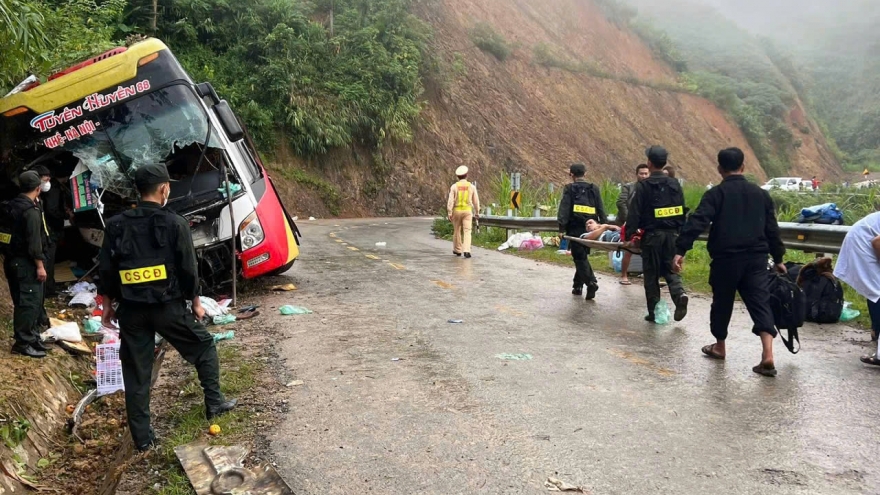 Xe khách đâm vào ta luy dương trên Quốc lộ 4H khiến 6 người thương vong