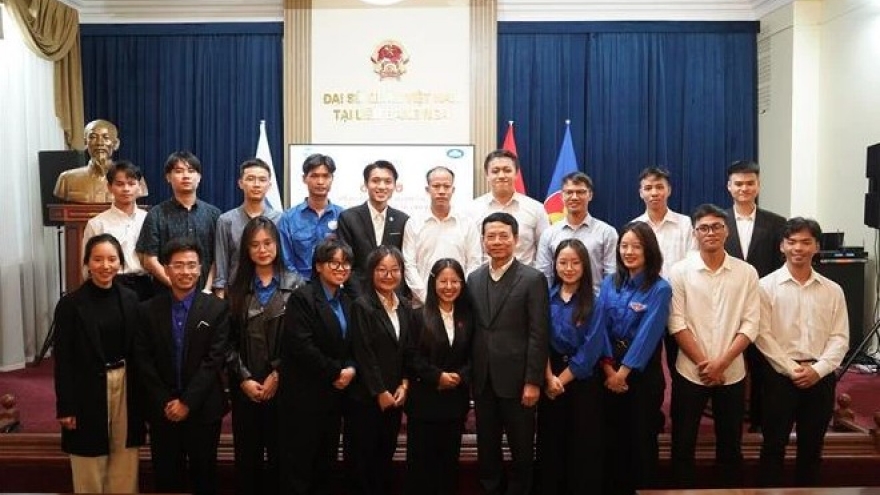 Minister urges VN students in Russia to contribute to IT development at home