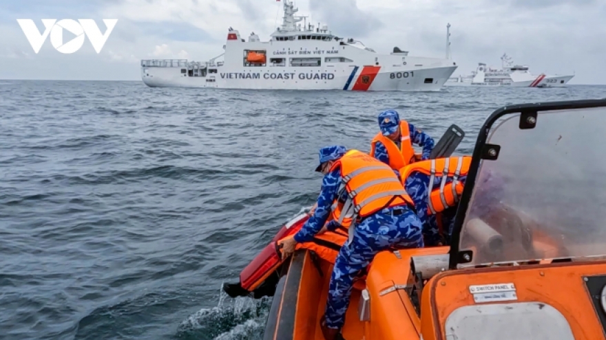 Vietnamese and Indonesian navies conduct joint training exercise at sea