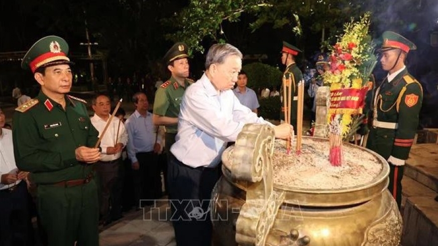 Party, State leader honours Quang Tri’s brave martyrs