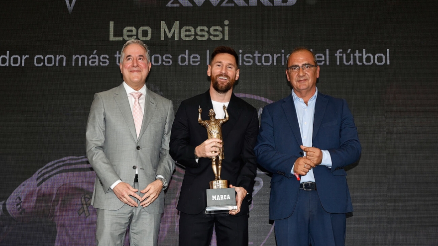 Vượt qua Ronaldo, Messi nhận giải thưởng “cầu thủ thành công nhất lịch sử”