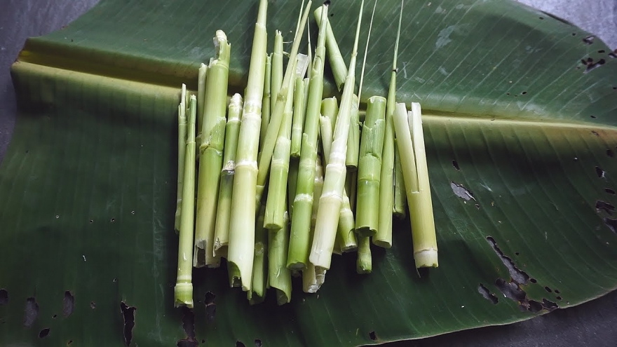 Phát tài nhờ hái “cỏ hoang” mọc đầy rừng