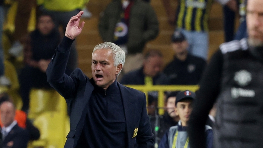 HLV Mourinho hết lời “khen ngợi trọng tài” sau trận đấu với MU