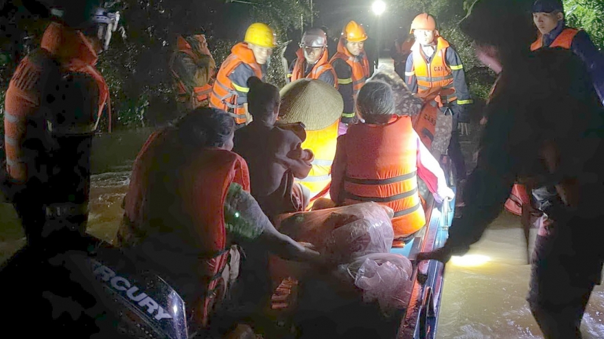 Lũ tại Quảng Trị lên nhanh, kịp thời đưa người mắc kẹt lũ đến nơi an toàn