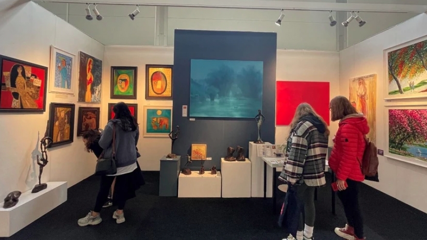 Vietnamese paintings exhibited at international art fair in UK