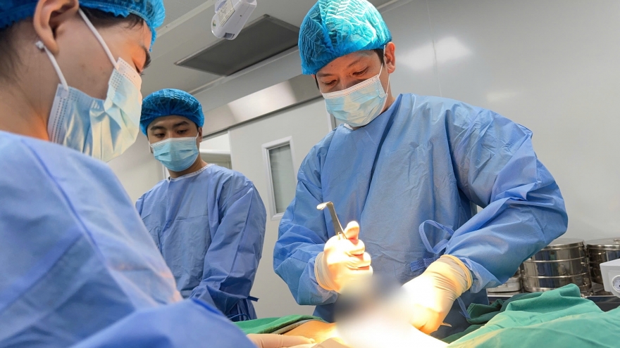 Phẫu thuật thành công cho người đàn ông 52 tuổi có ngực “khủng”