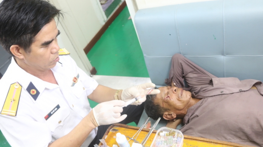 Vùng 2 Hải quân cứu ngư dân gặp nạn trên vùng biển Việt Nam - Indonesia