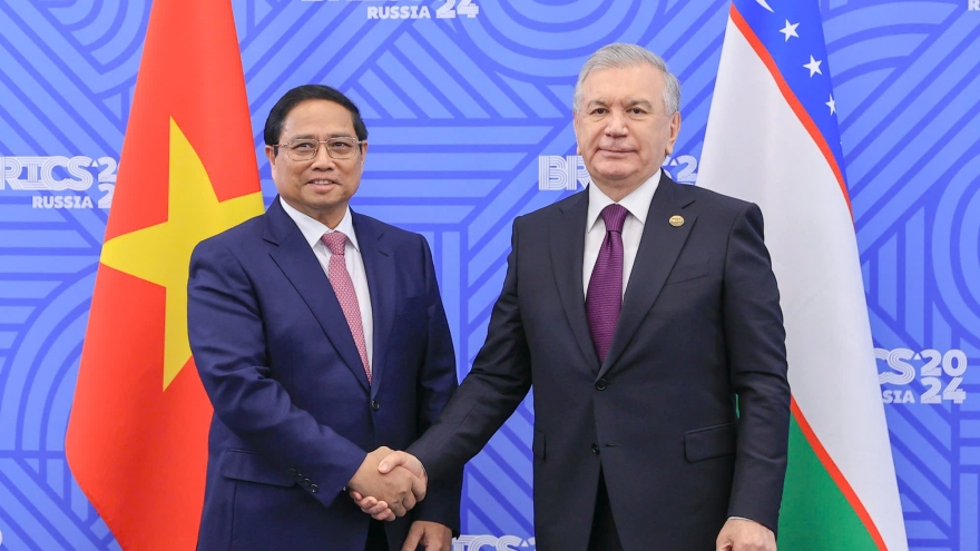 Thủ tướng Chính phủ Phạm Minh Chính gặp Tổng thống Uzbekistan Shavkat Mirziyoyev