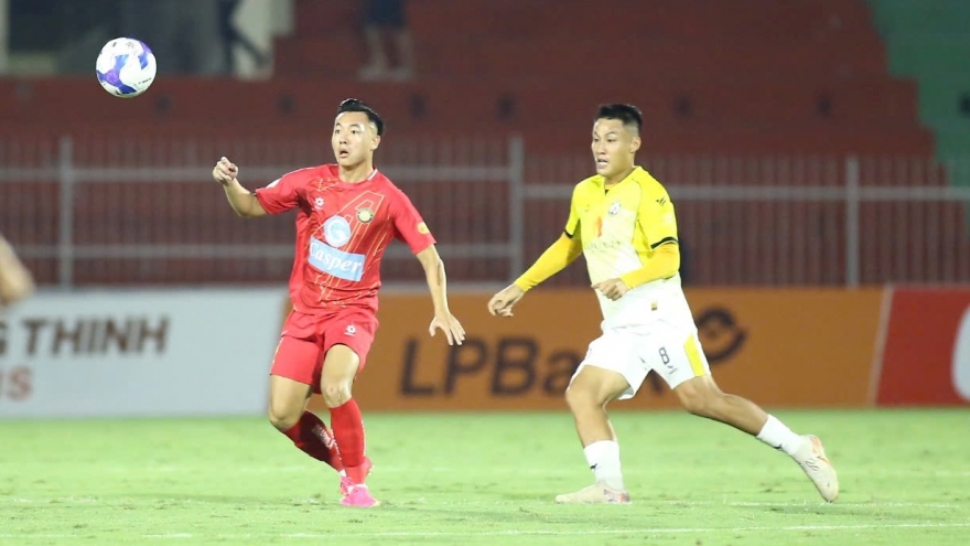 Cận cảnh Mạc Hồng Quân vào bóng “rợn người” với Thái Sơn