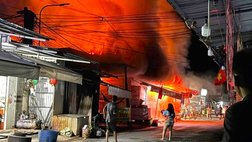Cà Mau: Hỏa hoạn thiêu rụi 3 nhà dân ở chợ, thiệt hại 700 triệu đồng