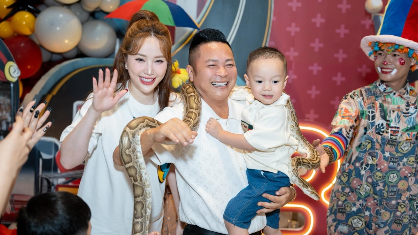 Sao Việt 16/11: Bảo Thy cho con trai bế trăn trong tiệc sinh nhật