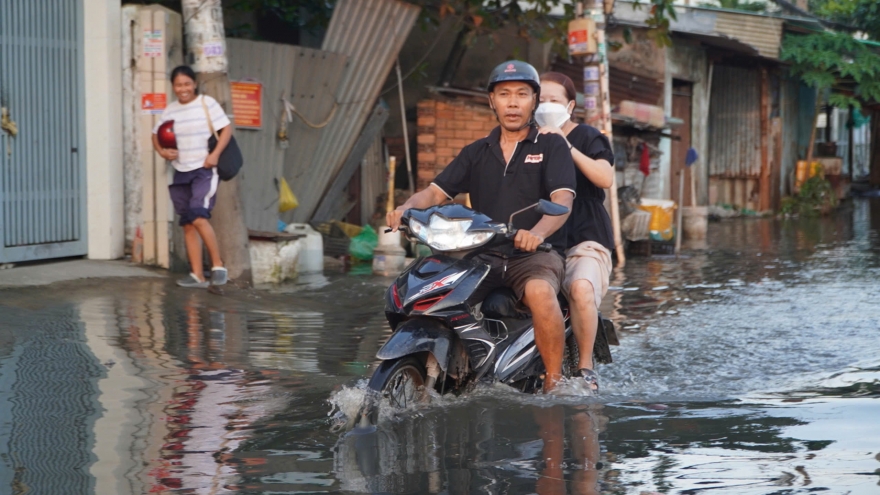 Người dân chật vật trong ngày triều cường tại TP.HCM dâng cao