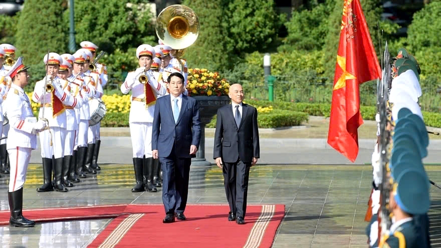 Cambodian King Norodom Sihamoni warmly welcomed in Hanoi on two-day visit
