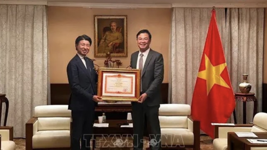PM's Certificate of merit presented to member of Japan's House of Representatives