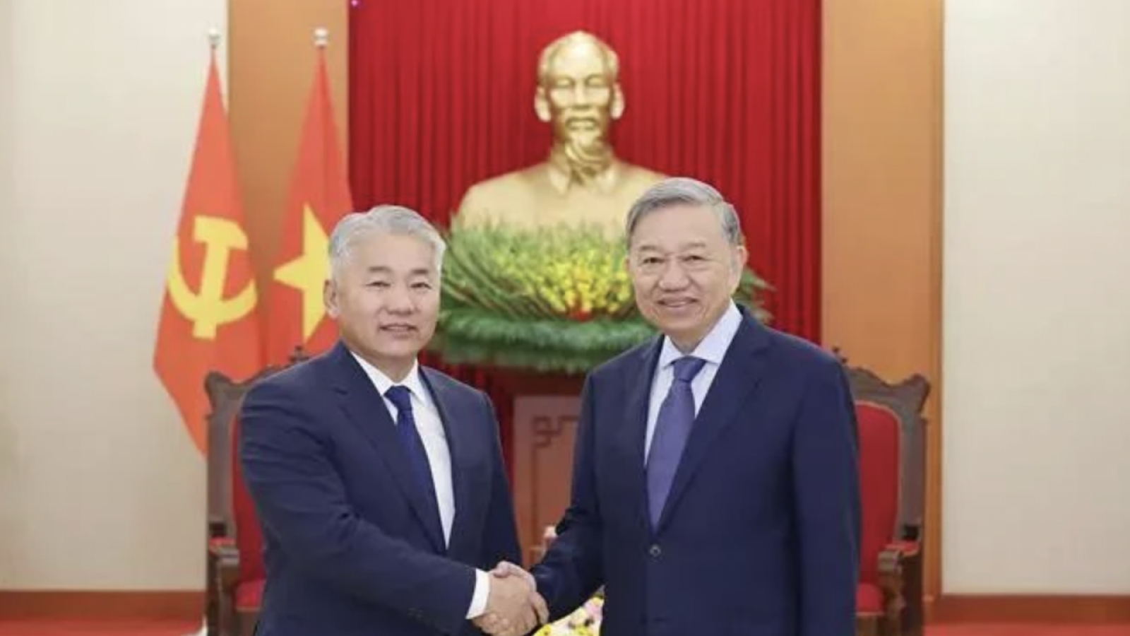 Party chief suggests Vietnam, Mongolia promote practical, effective cooperation