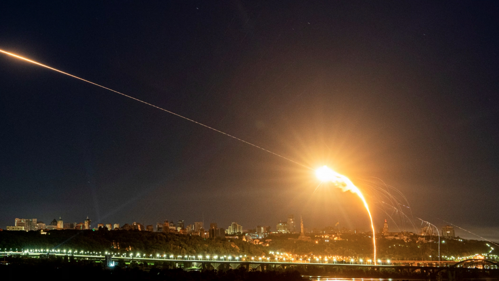Toàn cảnh quốc tế trưa 11/11: Nga, Ukraine dùng số UAV kỷ lục tấn công lẫn nhau