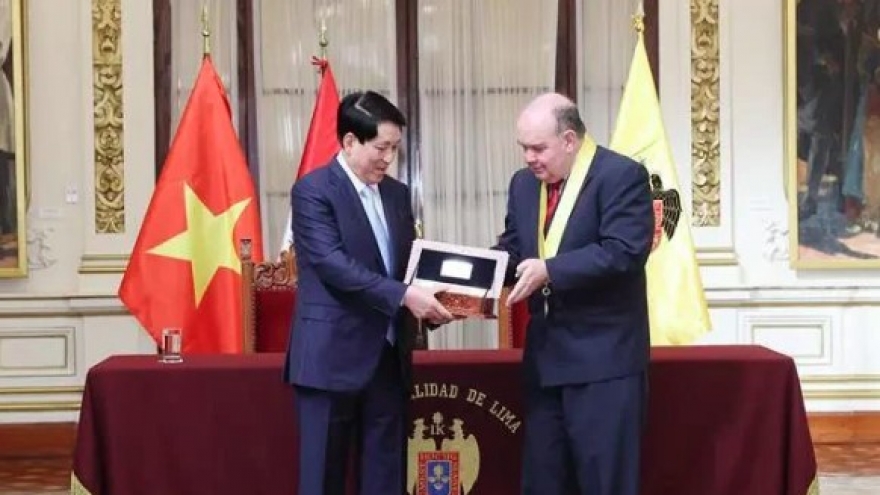 President Luong Cuong meets Lima mayor, receives token key