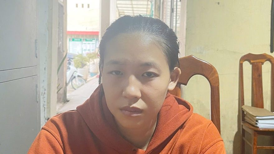 Mẹ ném con 3 tháng tuổi xuống mương nước
