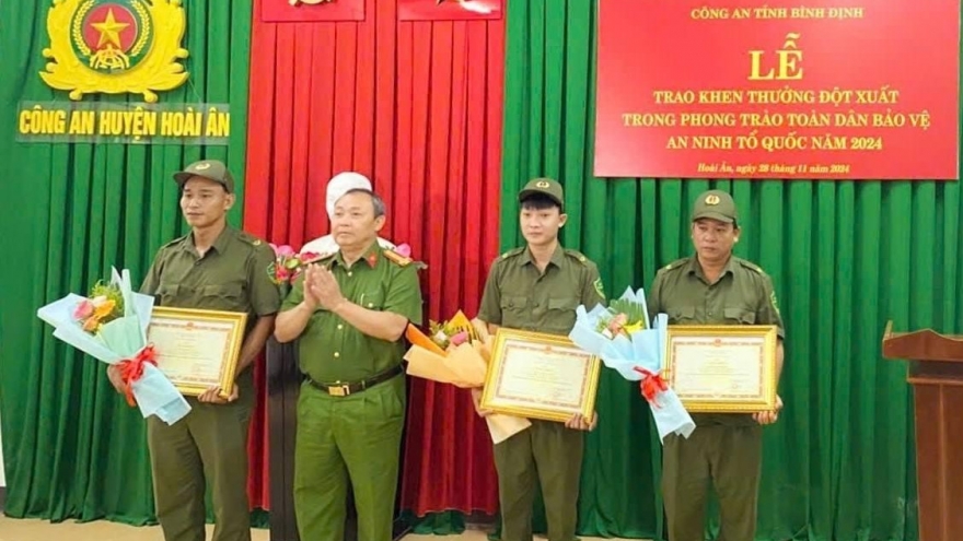 Trao Bằng khen của Bộ Công an tặng các cá nhân có thành tích xuất sắc ở Bình Định