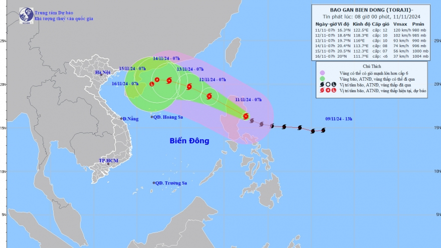 Bão Toraji áp sát biển Đông, giật cấp 15