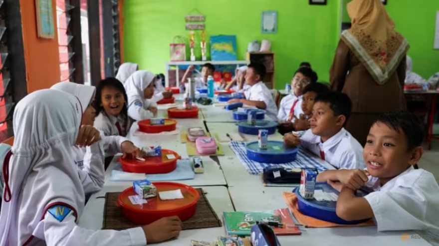Indonesia giảm tiền hỗ trợ các suất ăn miễn phí do hạn chế ngân sách