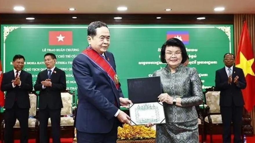 Vietnamese NA Chairman receives Cambodia’s highest order