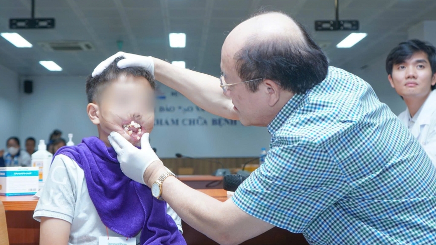 Phẫu thuật nụ cười cho bé trai “răng môi lẫn lộn, trộn vào nhau”