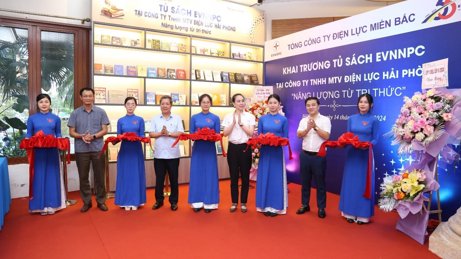 Khai trương tủ sách EVNNPC "Năng lượng từ tri thức"