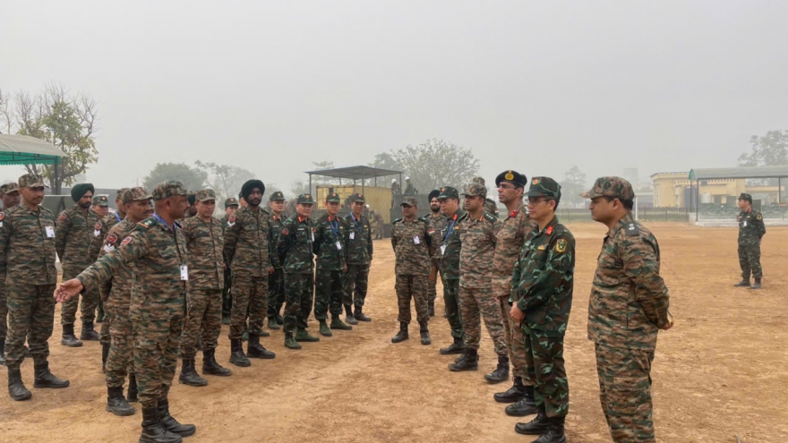 Công binh Việt Nam thực hành xây dựng kho đạn tại một căn cứ của Liên Hợp Quốc