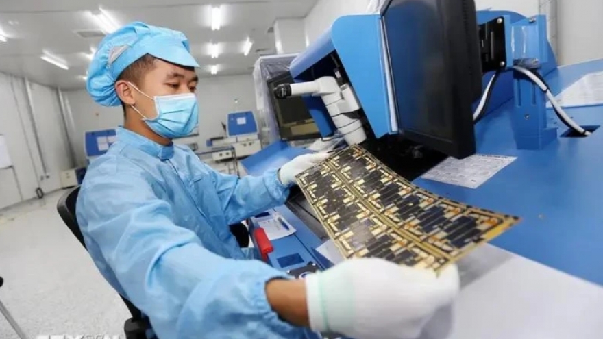 Vietnam sees opportunities to attract investments in electronics support industries