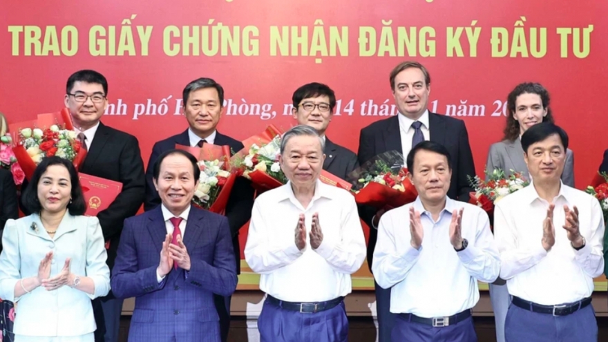 Hai Phong hands over investment certificates to 12 FDI projects