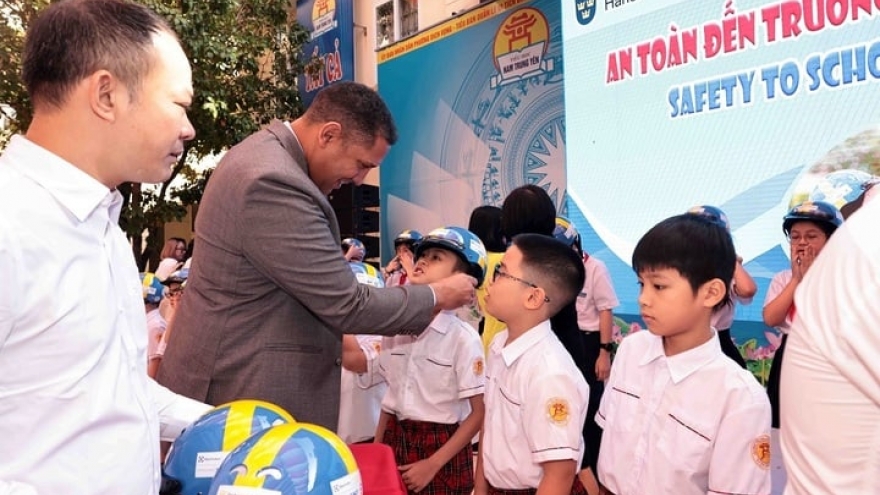 Swedish Embassy hands over 1,000 helmets to Vietnamese children