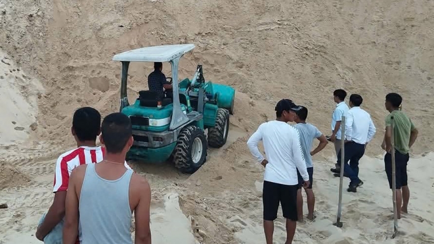 Một học sinh bị cát vùi lấp tử vong
