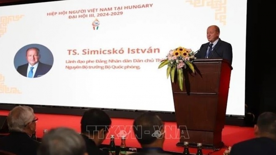 Vietnamese Association in Hungary hold third congress