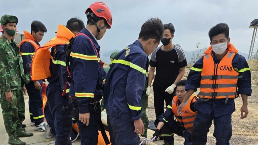 Đưa thi thể thanh niên rơi xuống vách núi lên bờ