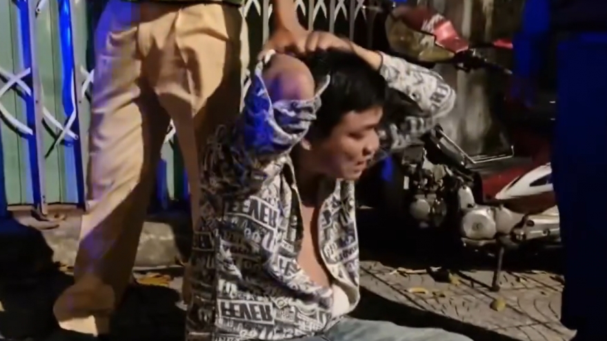 Khống chế “ma men” dùng dao tấn công cảnh sát giao thông