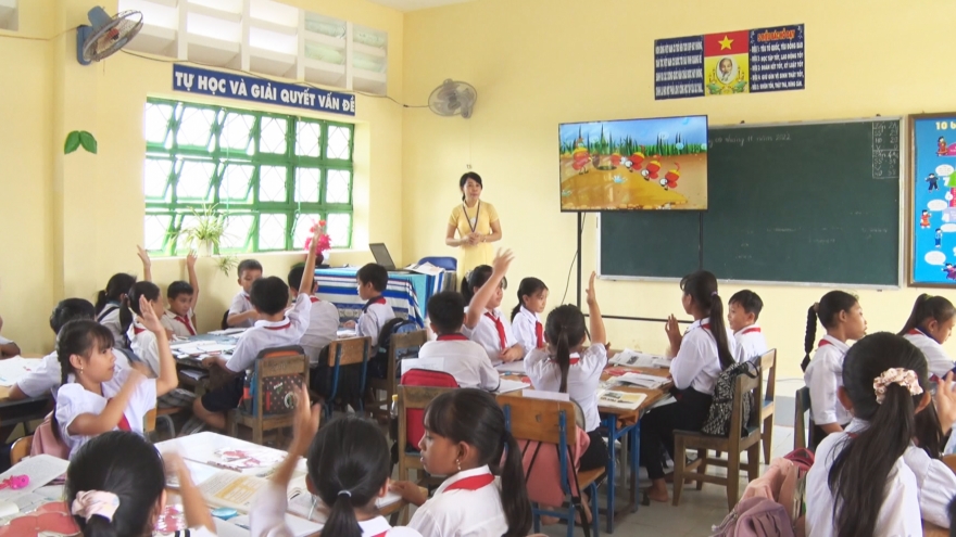 Nhà giáo hơn 30 năm gắn bó với học sinh dân tộc thiểu số vùng biên giới biển