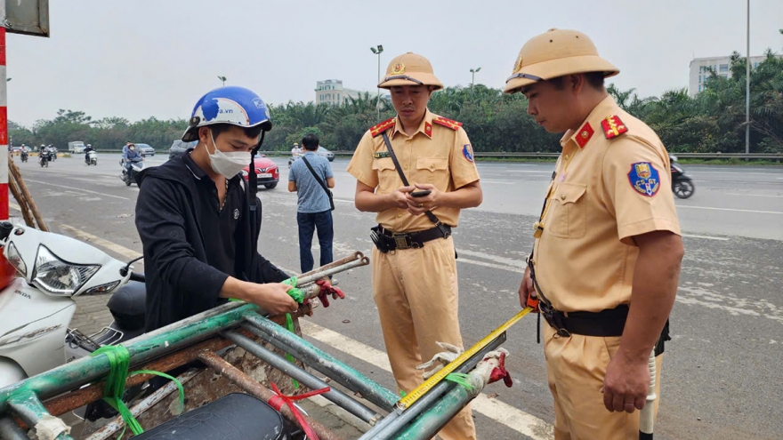 Xe máy đi vào đường vành đai, cao tốc vì… không biết chữ