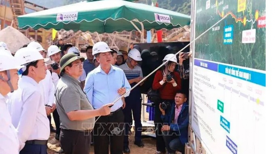 PM orders expediting expressway projects, smart border gate in Lang Son, Cao Bang