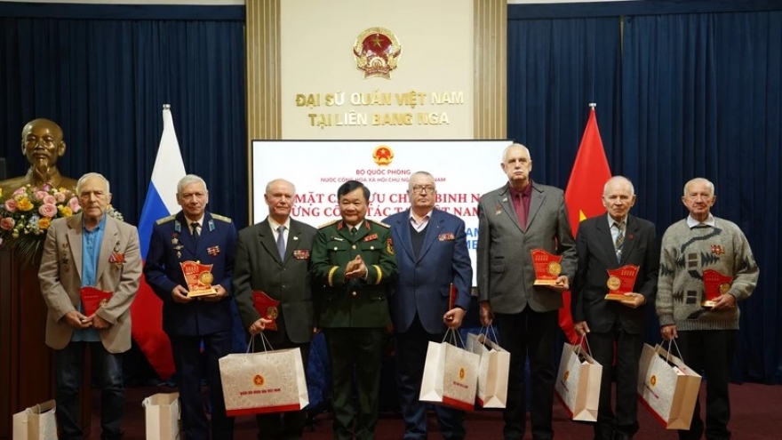 Vietnam’s defence ministry honours Russian veterans