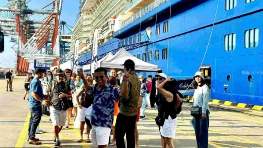 Cruise ship brings tens of thousands of foreign tourists to Vietnam