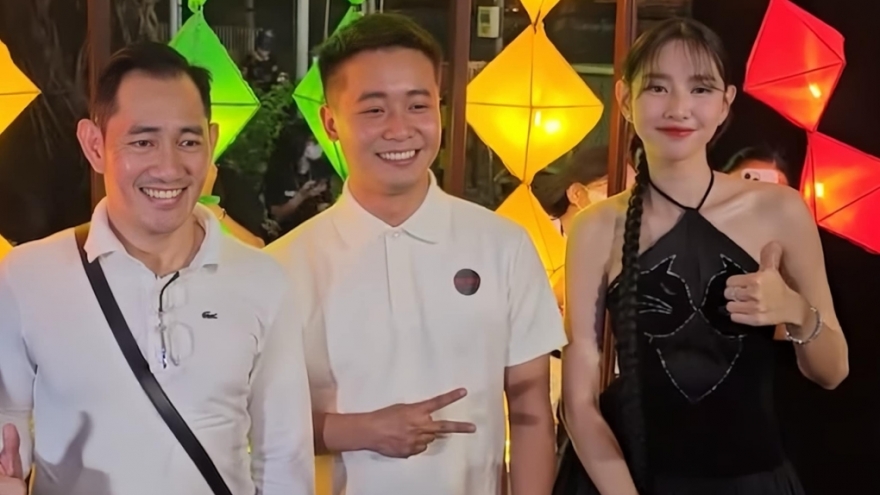 Sao Việt 21/11: Quang Linh Vlogs thân thiết với bố mẹ Thùy Tiên