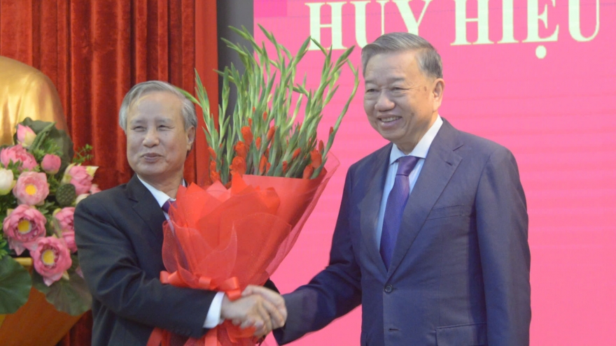 Tổng Bí thư Tô Lâm trao Huy hiệu 45 năm tuổi Đảng tặng ông Trần Quốc Vượng