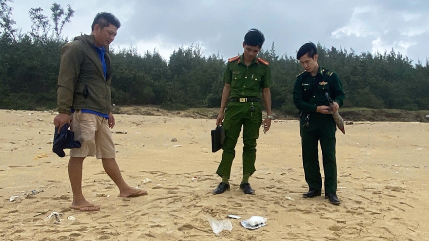 Quảng Ngãi lại phát hiện ma túy trôi dạt vào bờ biển