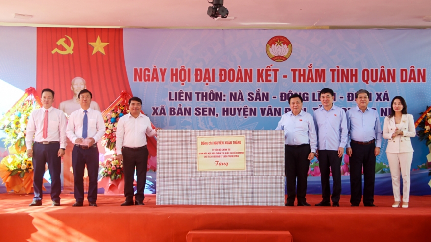 Ông Nguyễn Xuân Thắng dự Ngày hội Đại đoàn kết tại xã đảo Bản Sen