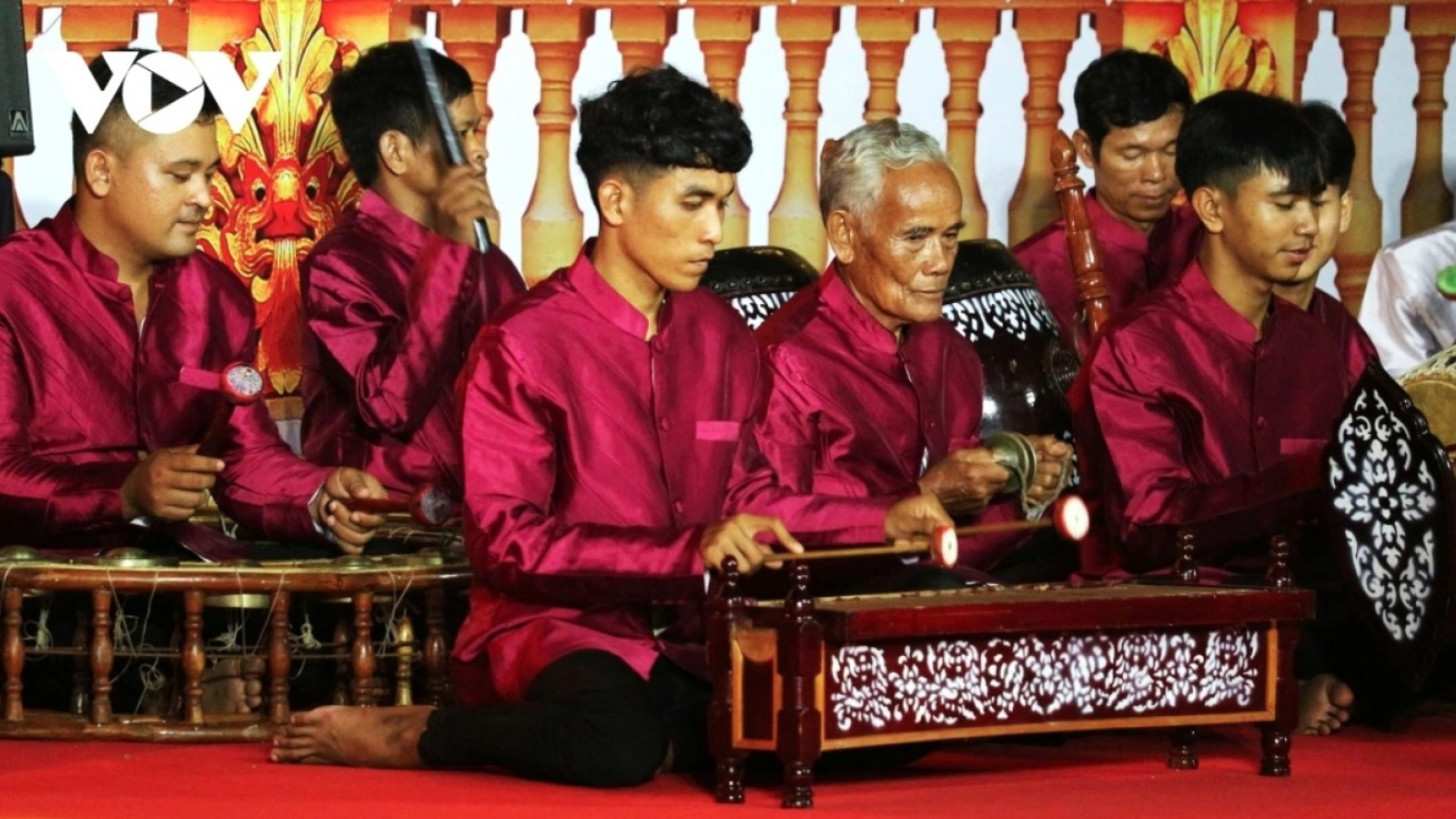 Khmer five-tone musical performance sets Vietnamese record