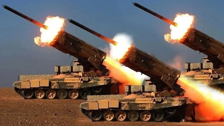 Hezbollah bắn hơn 300 tên lửa, phá hủy 6 xe tăng Israel