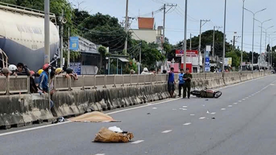 Xe máy va chạm giải phân cách trên Quốc lộ 1A, 2 cô cháu tử vong